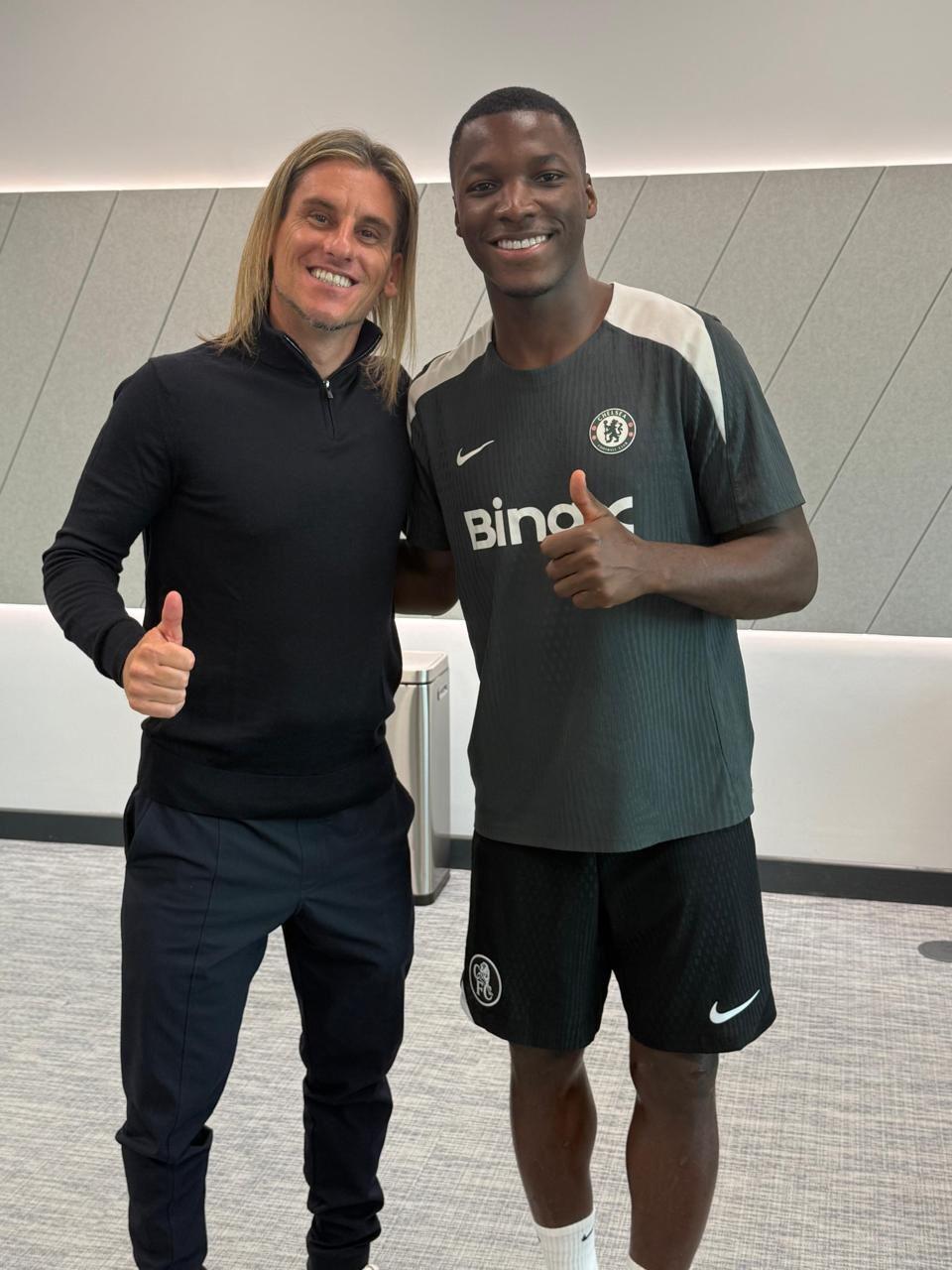 竞技宝网页版-厄瓜多尔主帅贝卡切切现场观战切尔西，并与凯塞多合影