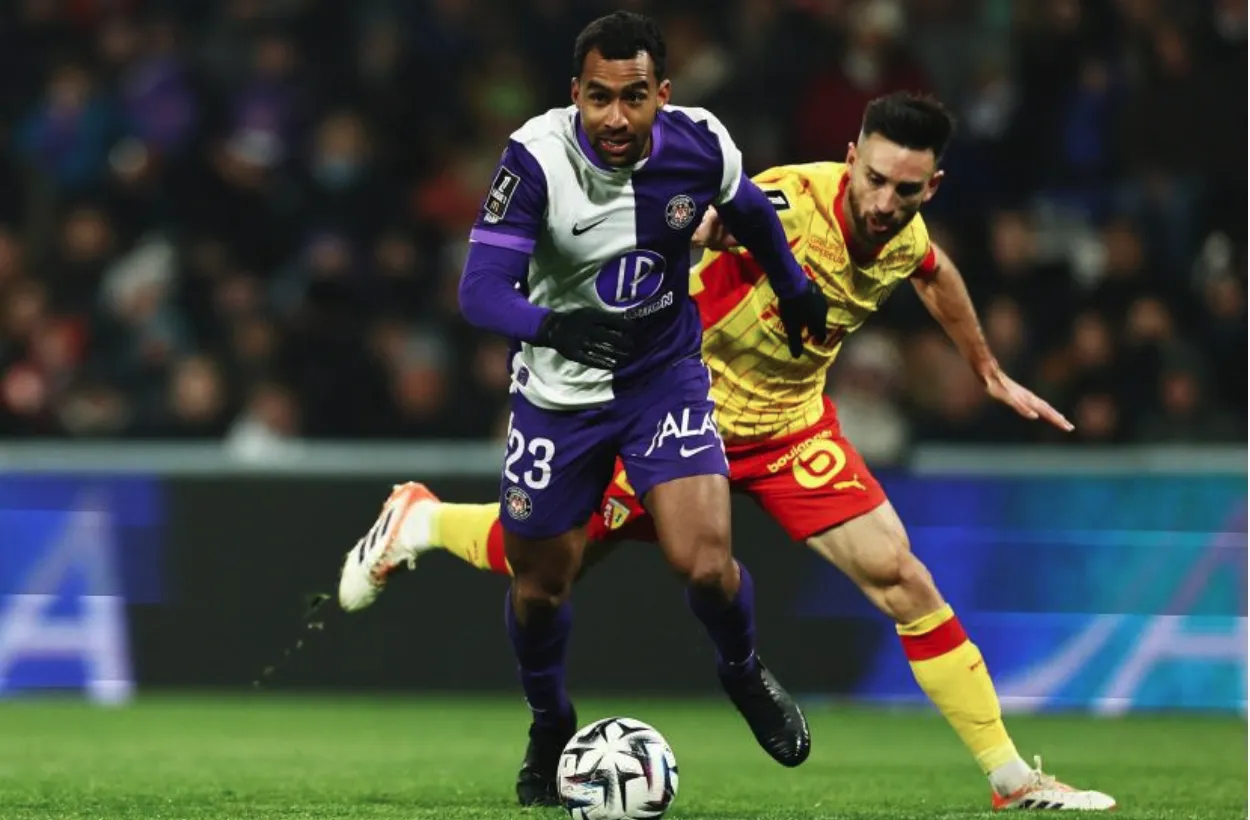 竞技宝app-队报：图卢兹中场卡塞雷斯大概率留队，俱乐部无意冬窗放人