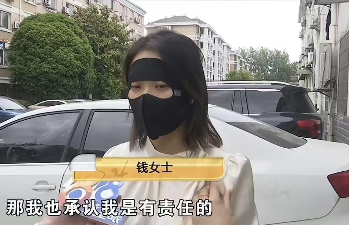女子倒车撞到空调致车损坏，事后担心加价不肯走保险要商家担责